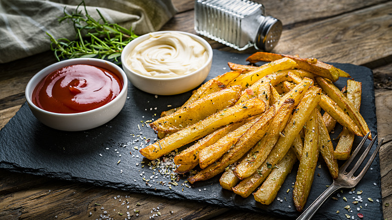 plate of seasoned fries