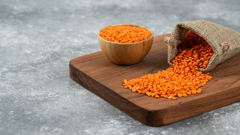 Raw red lentils 