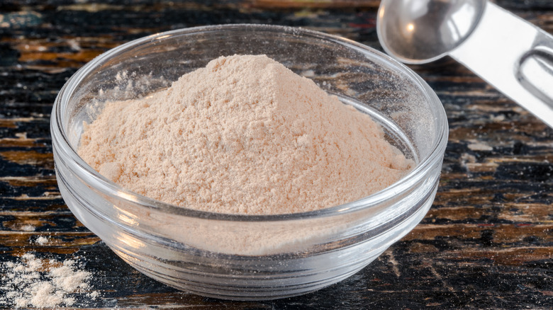 bowl of lucuma powder