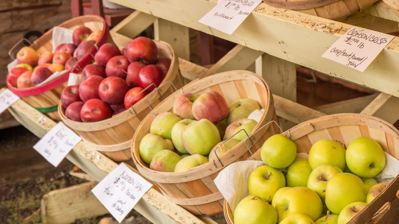 apples for sale in a farmers market