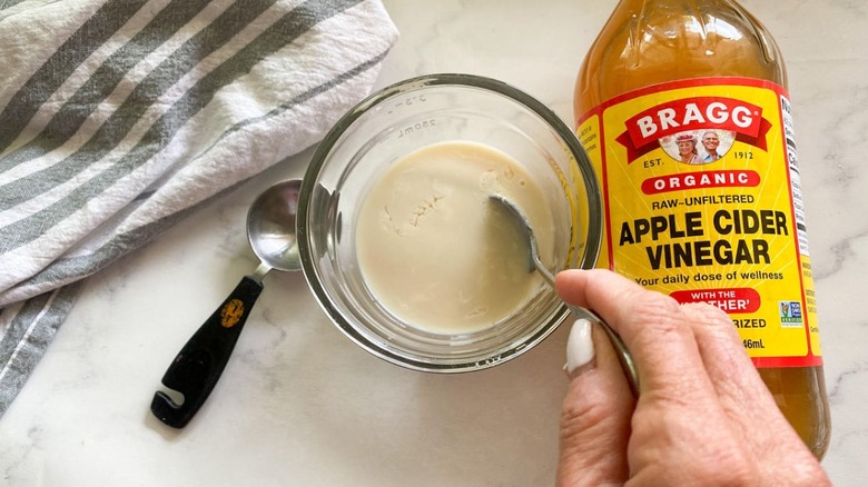 Making buttermilk with vinegar