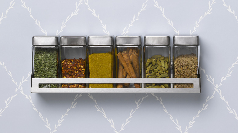 Single wall-mounted spice rack