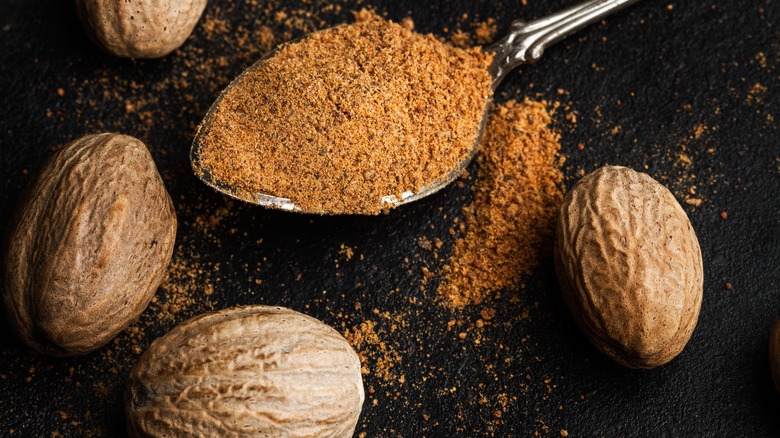 ground and whole nutmeg 