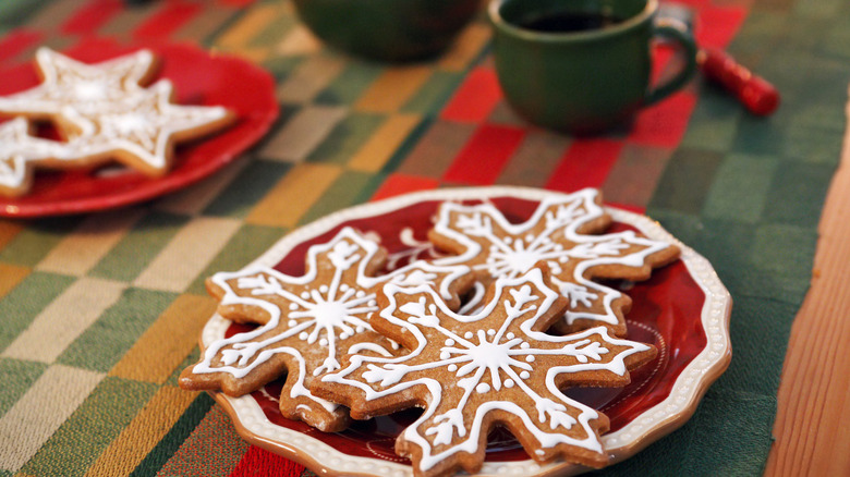 gingersnap cookies and glogg