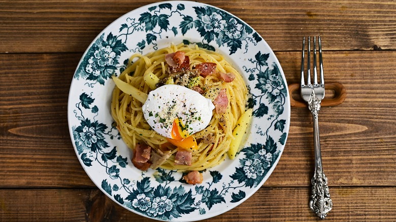 Spaghetti carbonara with poached egg