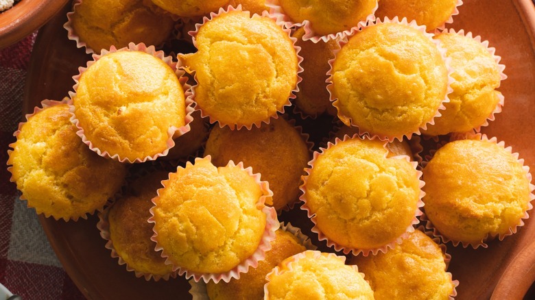 Overview of cornbread muffins on a plate