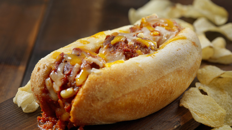 Meatball sub with chips