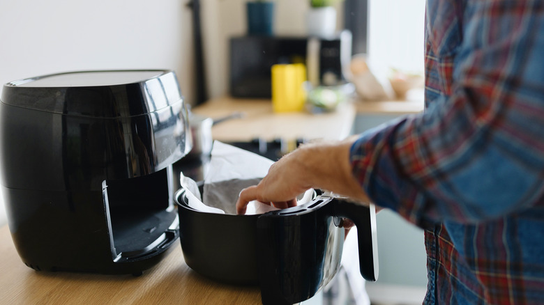 preparing an air fryer