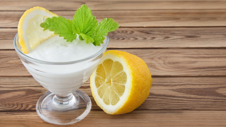 yogurt with lemon