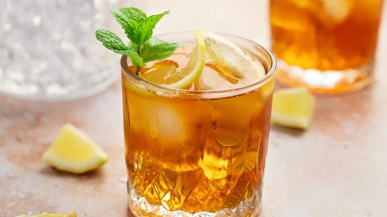 glass of iced tea with lemon and mint