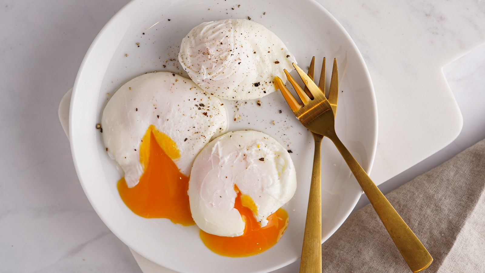 https://www.tastingtable.com/img/gallery/the-super-easy-way-to-cook-poached-eggs-in-the-air-fryer/l-intro-1686695307.jpg