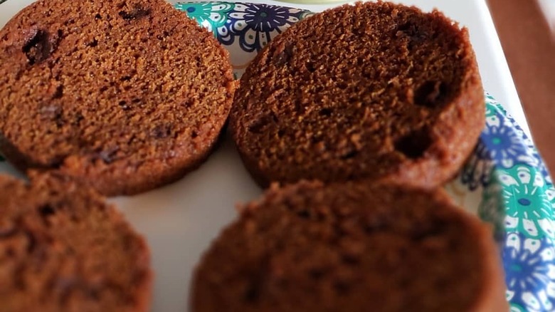 sliced canned brown bread