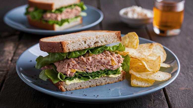 tuna salad with chips