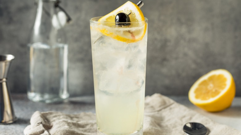 Tom Collins cocktail in glass