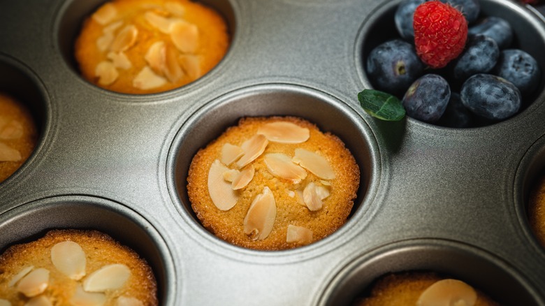 Round financiers in pan