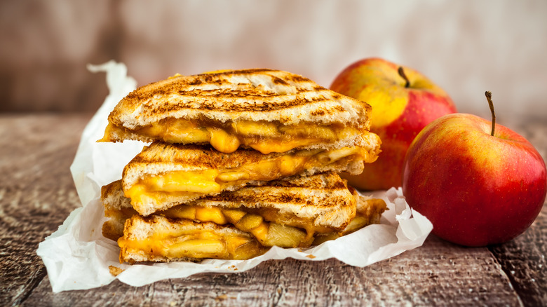 grilled cheese with caramelized apples