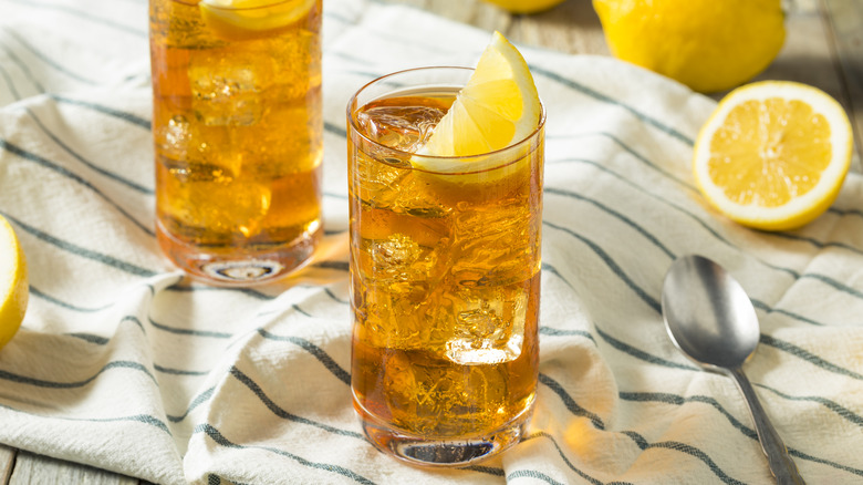 glasses of iced tea with lemon