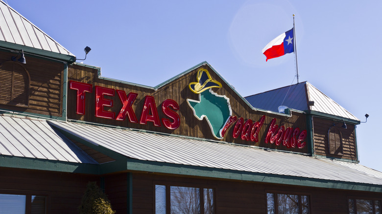 A Texas Roadhouse restaurant front