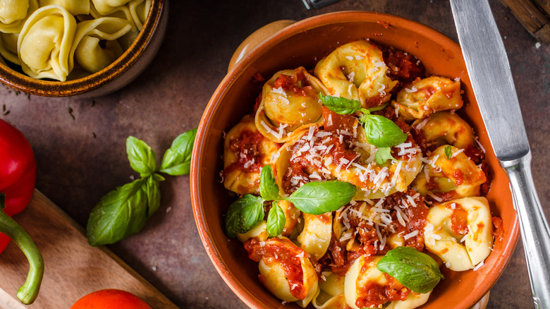 Tortellini with cheese, sauce, and basil