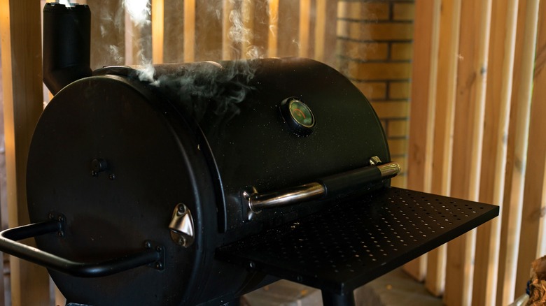 Closed meat smoker