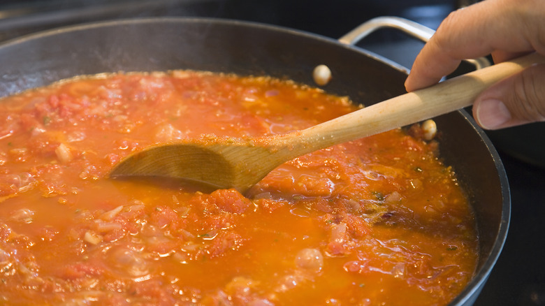 tomato sauce cooking 