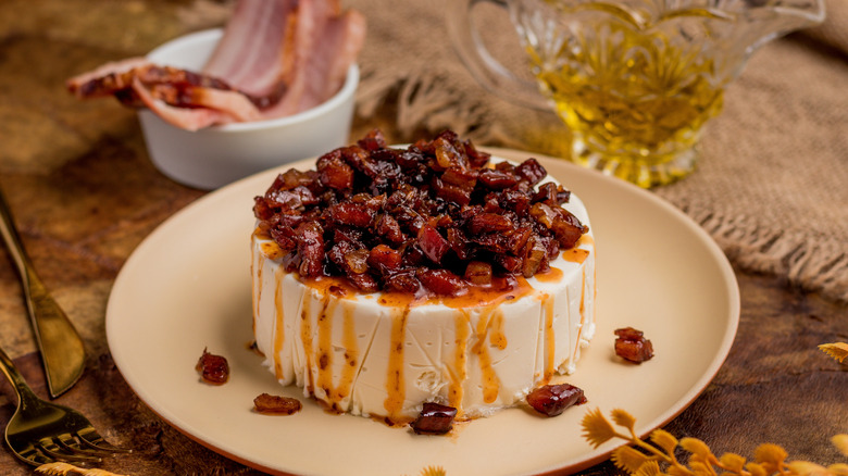 Whole cheesecake topped with chopped bacon