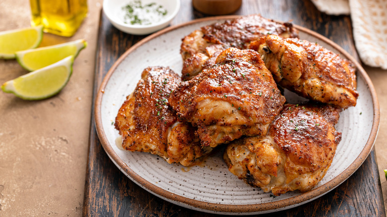 A plate of cooked spice-rubbed chicken thighs