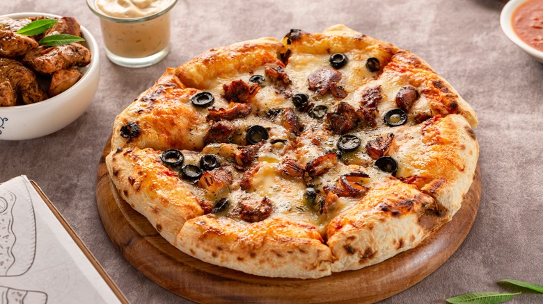 Pizza with chicken and black olives