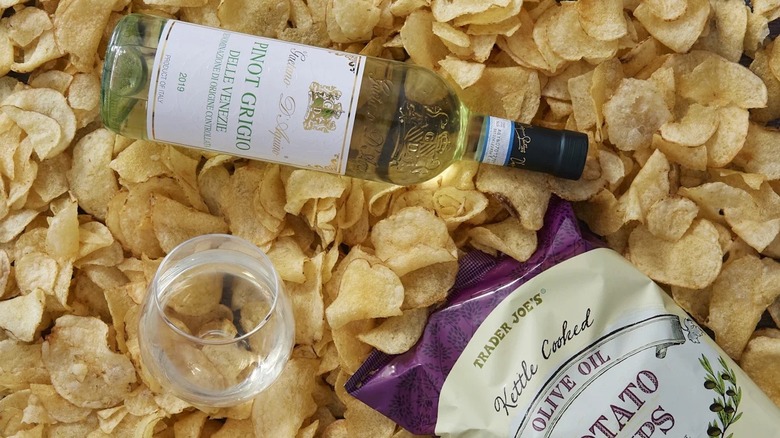 D'Aquino Pinot Grigio Del Venezie on bed of potato chips