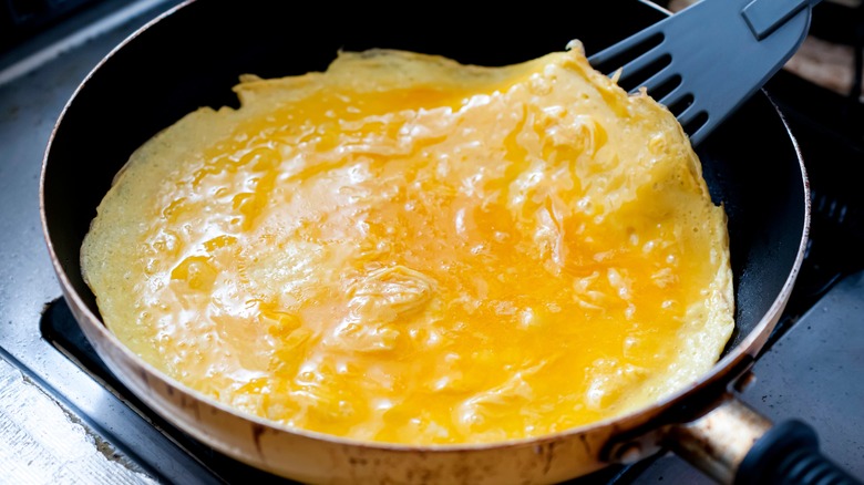 Cooking folded eggs