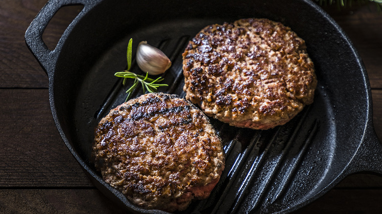https://www.tastingtable.com/img/gallery/the-trick-for-prepping-sous-vide-burgers-without-compacting-the-patties/intro-1691615262.jpg