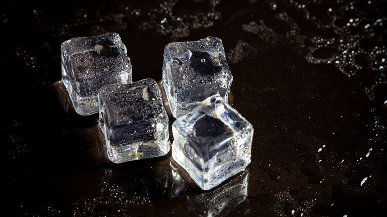 Clear ice cubes for drinks 