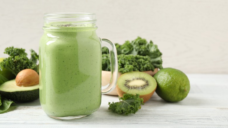 smoothies with kale and kiwi