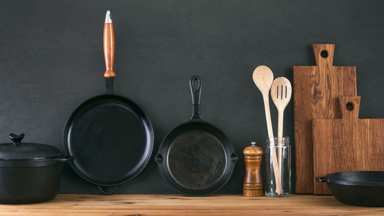 https://www.tastingtable.com/img/gallery/the-truth-about-cast-iron-pans/l-intro-1620752854.jpg