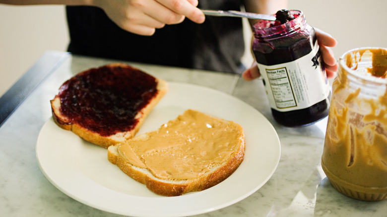 making a peanut butter and jelly