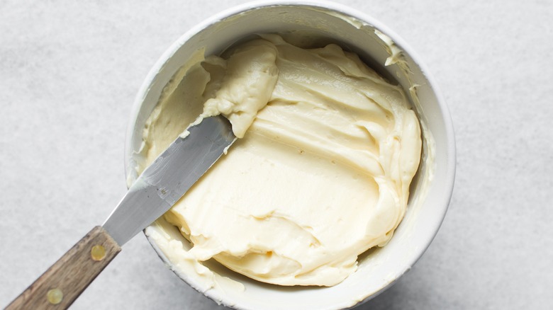 Buttercream bowl with spreader knife