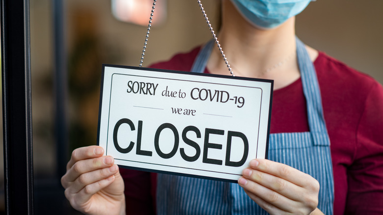 closed sign pandemic