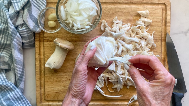 Preparing and pulling mushrooms