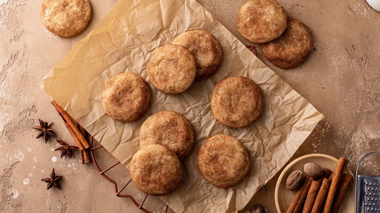 Overview of snickerdoodle cookies with spices