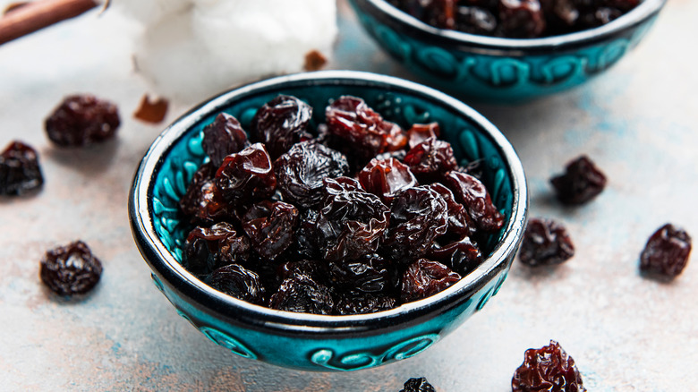 Raisins in ramekin 