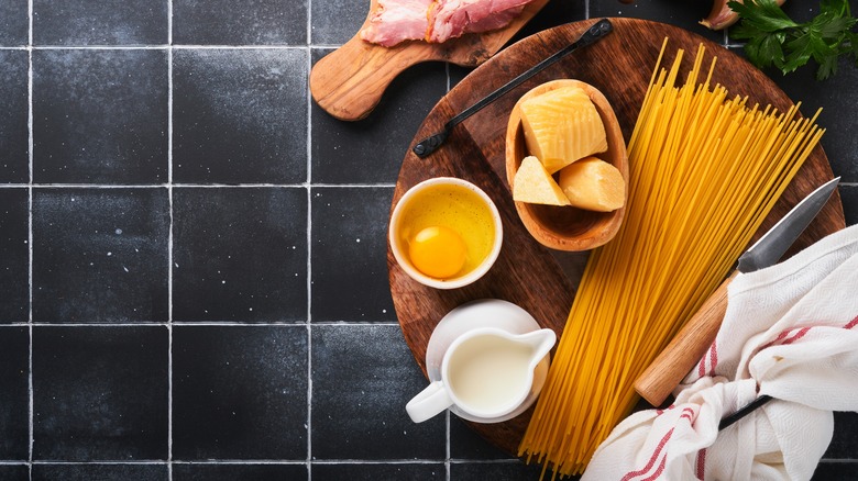 Pasta carbonara ingredients