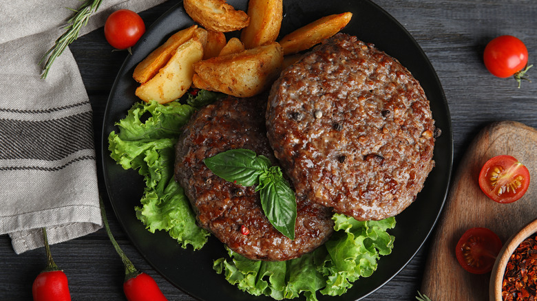 Burger patties with wedge potatoes