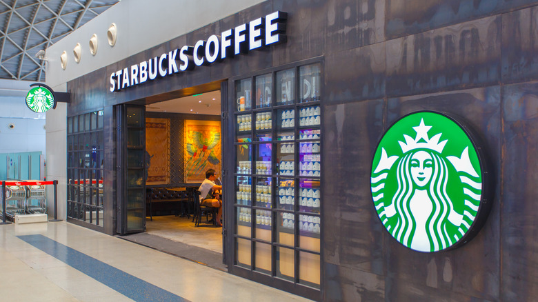 A Starbucks airport location