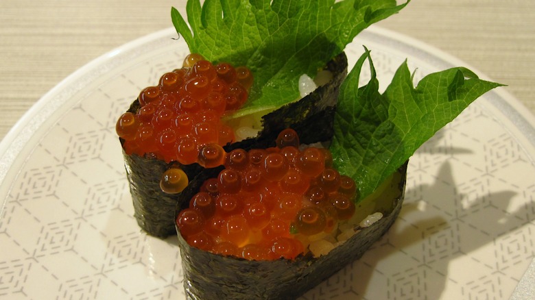 battleship wrap sushi with roe