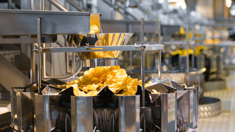 Machine making potato chips