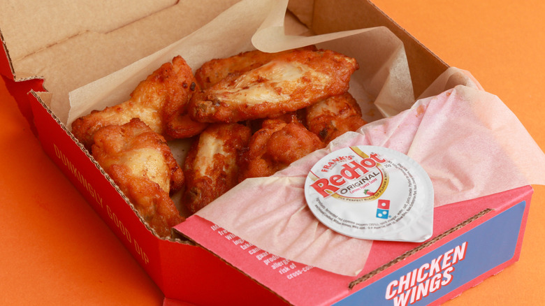 Fried chicken placed on a napkin in a bowl.