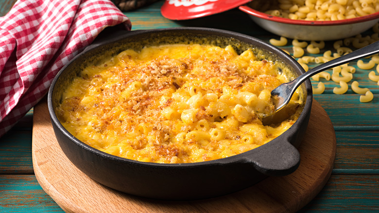 skillet of mac and cheese