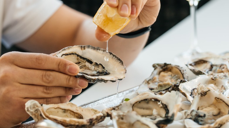 Fresh oysters with lemon