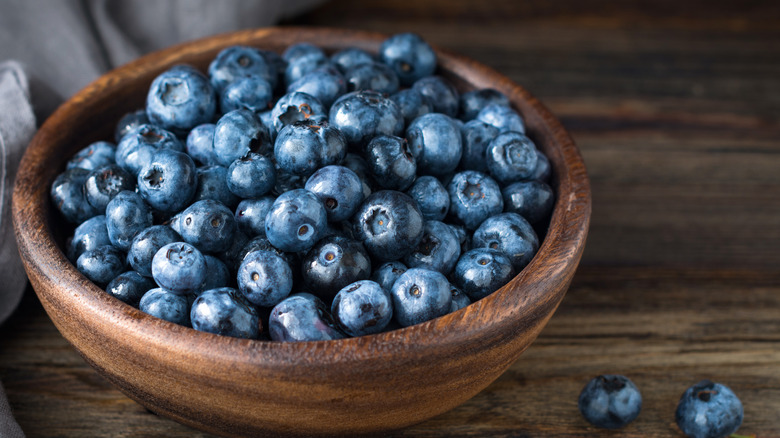 Blueberries in a wooden bowl 