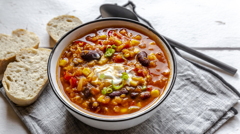 A bowl of chili.